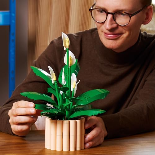 LEGO Botanicals Friedenslilie - Kunstblumen Set mit Zimmerpflanzen für Erwachsene - inkl. künstlicher weißer Blüten & Knospen - DIY Deko für Wohnzimmer oder Schlafzimmer - Geschenk für Frauen - 11504