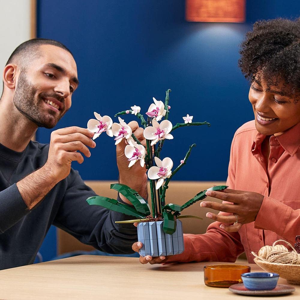 LEGO Icons Rosenstrauß, künstliche Blumen als Zimmer-Deko & Icons Orchidee, Künstliche Pflanzen Set mit Blumen, Modellbausatz für Erwachsene
