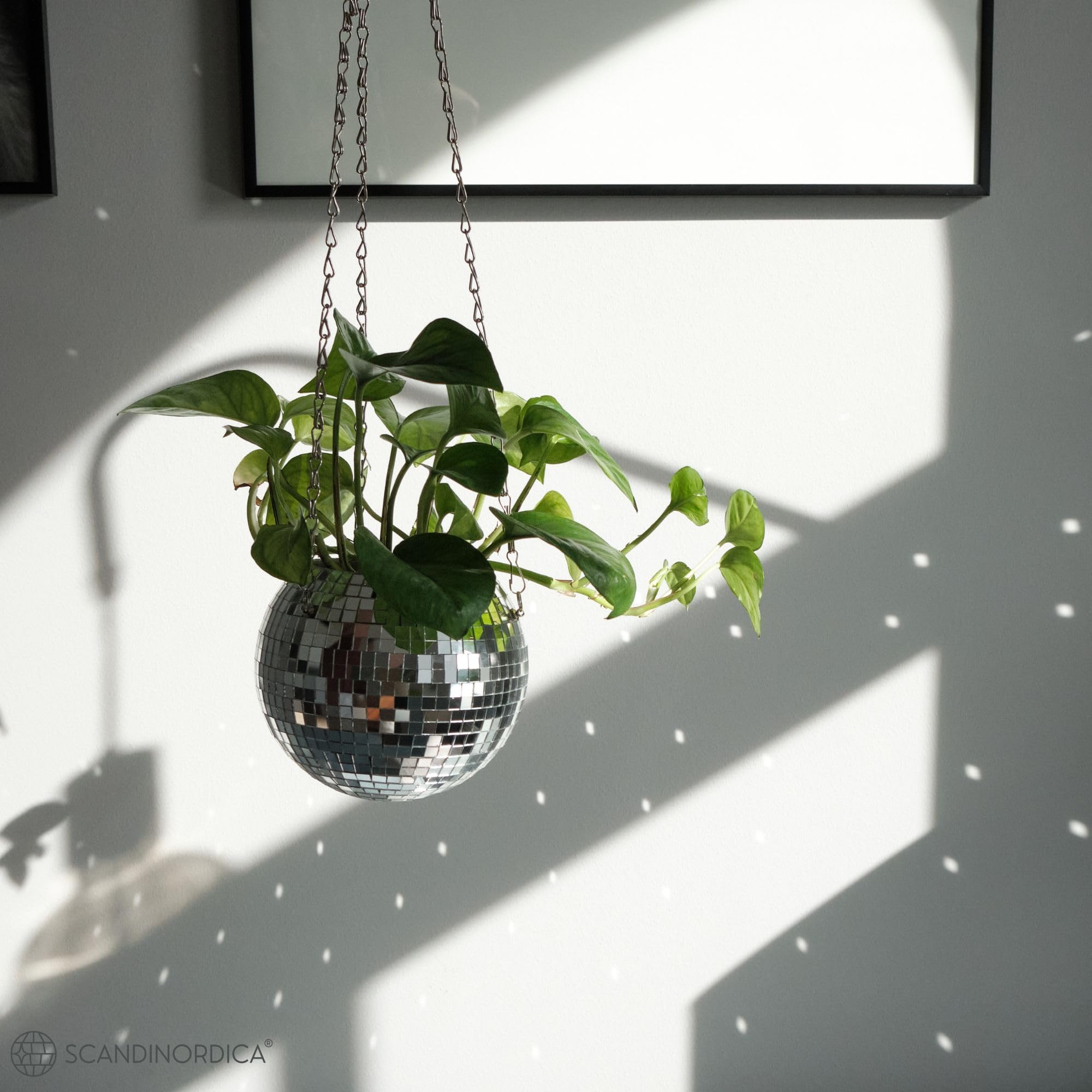 SCANDINORDICA Discokugel blumentopf - Spiegelkugel hängende blumentöpfe, diskokugel Pflanzen, discokugel deko übertopf makramee, Geschenk Freundin | Disco Kugel pflanzentopf – 15 cm Silber
