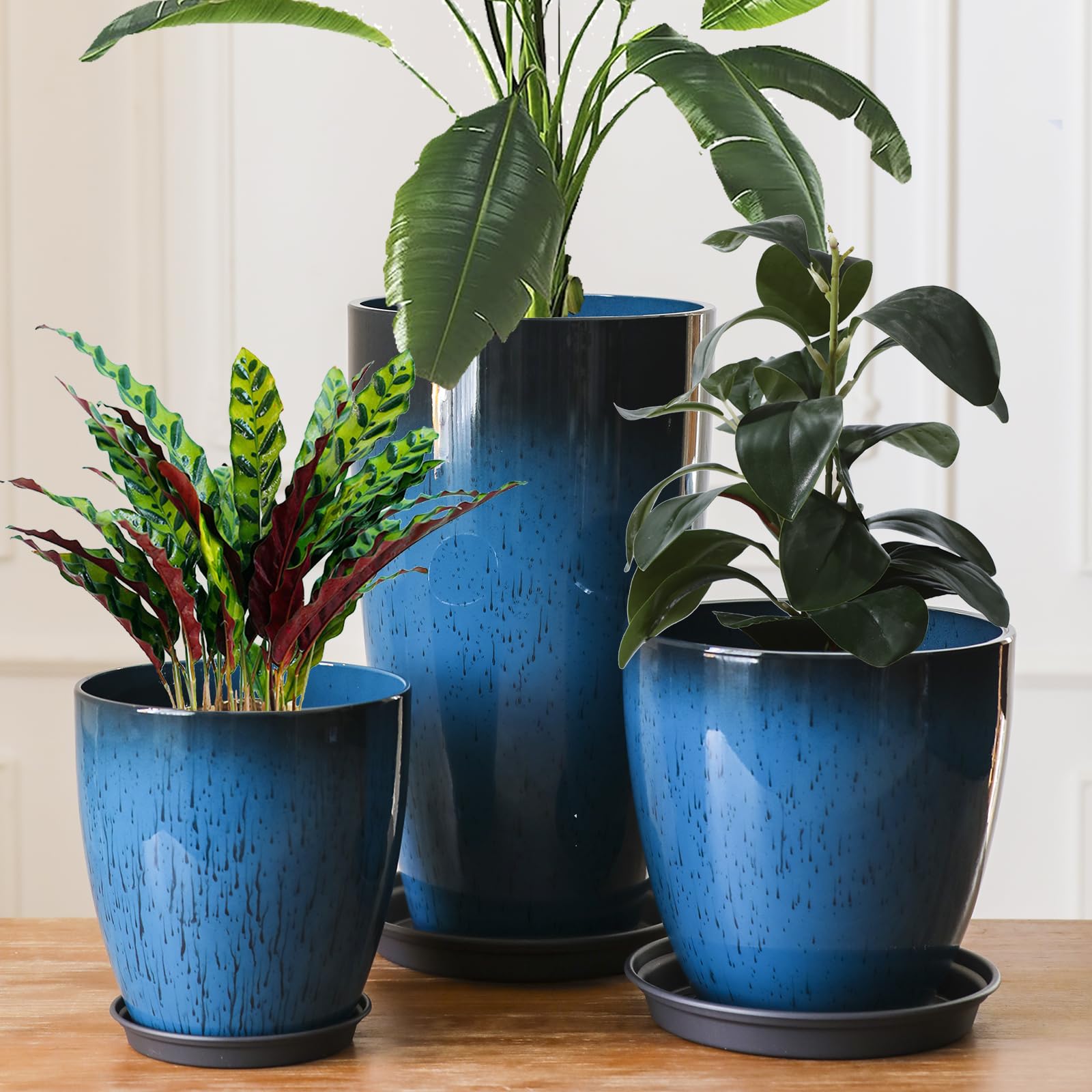 Große Kunststoff-Pflanzgefäße mit Tablett 28+30+53 cm Höhe 3er-Set für den Innen- und Außenbereich, leicht, dekorative Blumentöpfe, hoher Pflanztopf für Garten, Terrasse, Veranda, Ecke, blau, rund