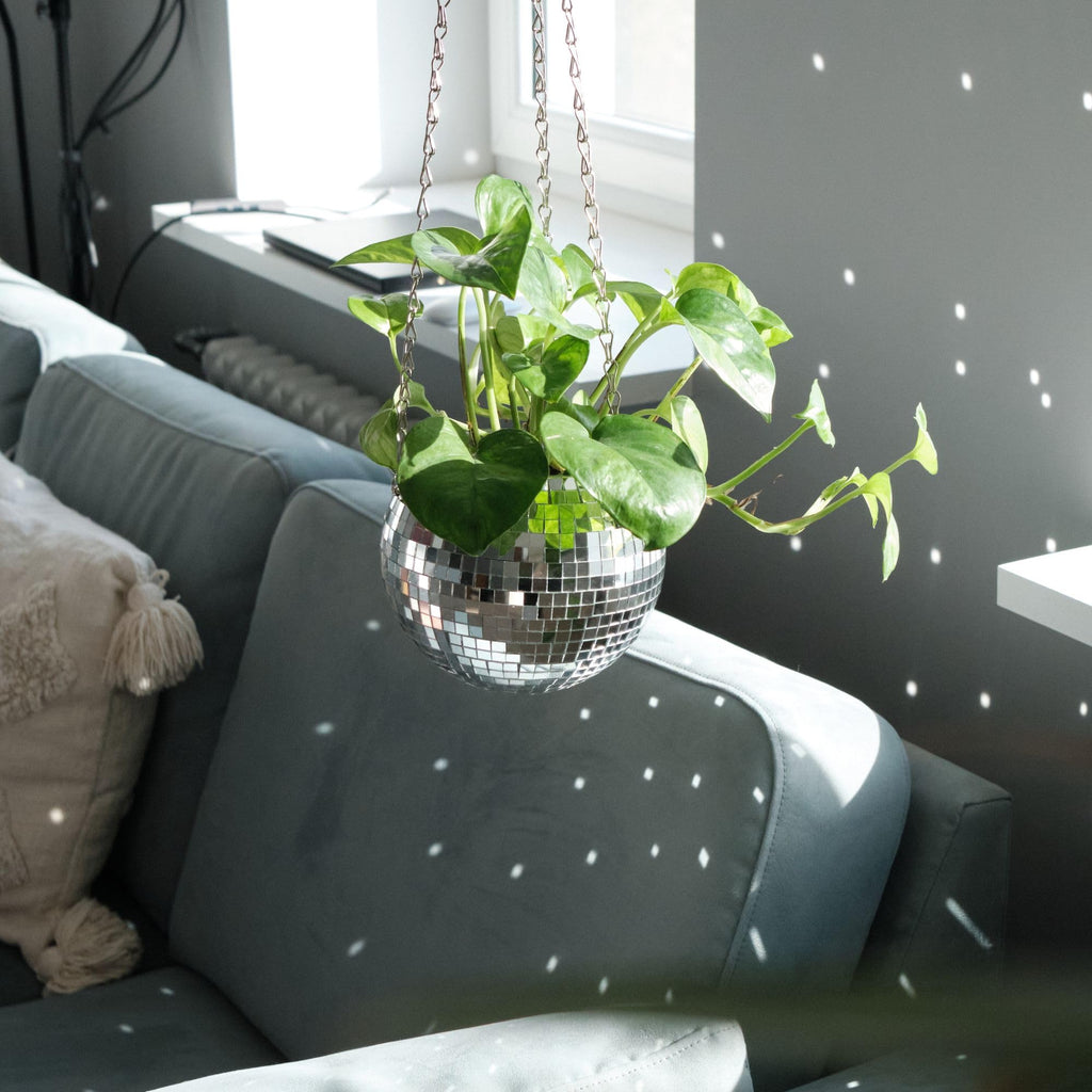 SCANDINORDICA Discokugel blumentopf - Spiegelkugel hängende blumentöpfe, diskokugel Pflanzen, discokugel deko übertopf makramee, Geschenk Freundin | Disco Kugel pflanzentopf – 15 cm Silber