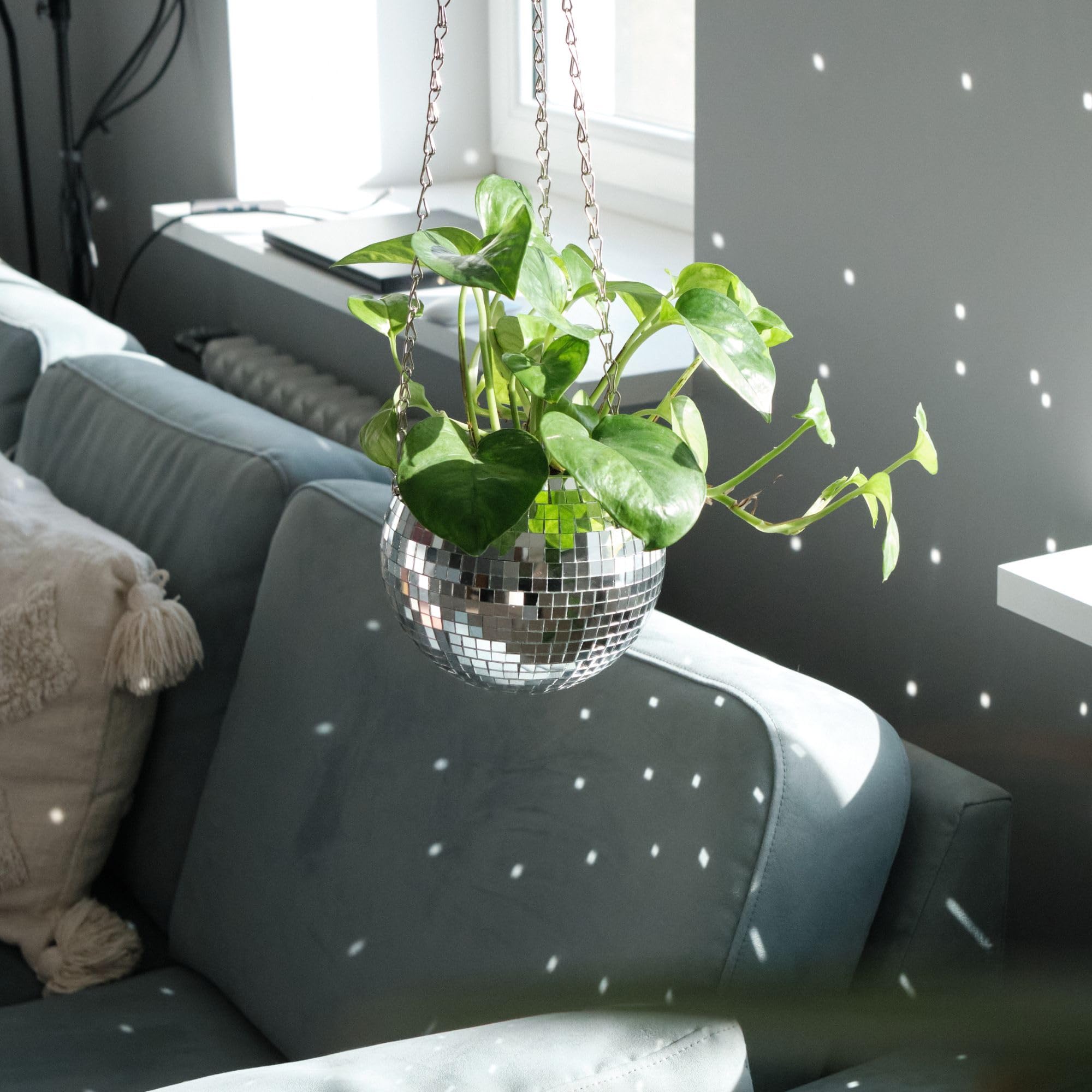 SCANDINORDICA Discokugel blumentopf - Spiegelkugel hängende blumentöpfe, diskokugel Pflanzen, discokugel deko übertopf makramee, Geschenk Freundin | Disco Kugel pflanzentopf – 15 cm Silber