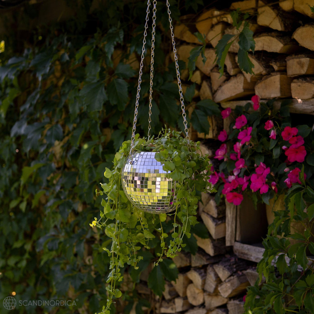 SCANDINORDICA Discokugel blumentopf - Spiegelkugel hängende blumentöpfe, diskokugel Pflanzen, discokugel deko übertopf makramee, Geschenk Freundin | Disco Kugel pflanzentopf – 15 cm Silber